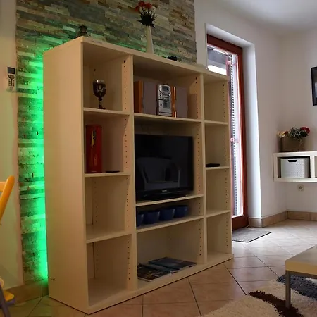Apartment Summer Breeze With Private Garden And Grill Punat