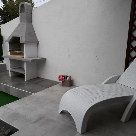Summer Breeze With Private Garden And Grill Apartamento *