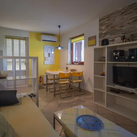 Summer Breeze With Private Garden And Grill Apartamento Punat