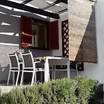 Summer Breeze With Private Garden And Grill דירה *